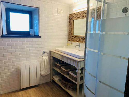 une salle de bain avec un lavabo et un miroir dans l'établissement Charmante maison en pierres avec jardin, WiFi, pour 6 personnes - Sud Ardèche - FR-1-382-217, à Sampzon