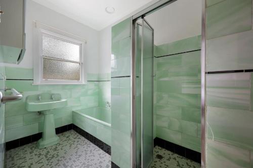un bagno con doccia in vetro e lavandino di Heritage in Warrnambool a Warrnambool