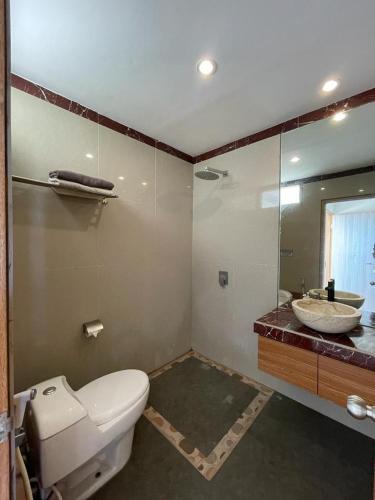 Ένα μπάνιο στο GM Guest House Canggu