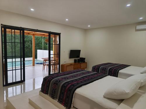 Postel nebo postele na pokoji v ubytování Villa Fortuna - PANDAWA #Puncak Bogor