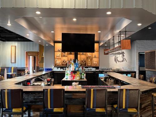 a large bar with chairs and a flat screen tv at Holiday Inn South Plainfield-Piscataway by IHG in South Plainfield