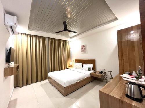a bedroom with a bed and a ceiling at Hotel Hibiscus Tree- Bachupally in Hyderabad
