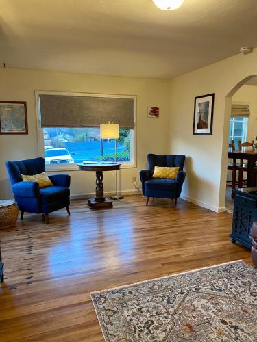 a living room with a table and two chairs at Historic Downtown Cottage in Astoria, Oregon