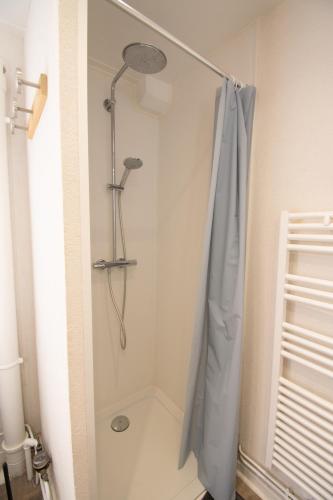 a shower in a bathroom with a shower curtain at L'Horizon des Randonneurs - Duplex avec Balcon in Les Hôpitaux-Neufs