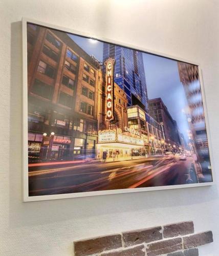 une photo d'une ville avec un panneau sur un mur dans l'établissement Halte - Illinois, aux Andelys