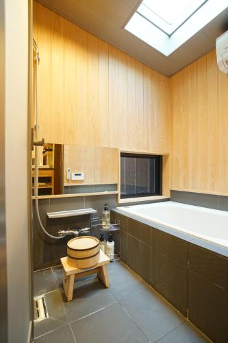 Koupelna v ubytování 二条城北別邸 -Nijojo Kita Betttei-