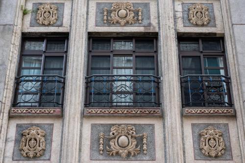 an ornate building with windows and a balcony at 安樓文旅 Enzo House in Keelung