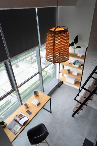 BuaranにあるCove Hillcrestのテーブル、椅子、ランプが備わる部屋