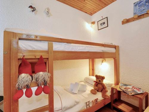 - un lit superposé avec un ours en peluche dans l'établissement Courchevel : Appt central 4 pers, proche pistes - FR-1-575-230, à Courchevel