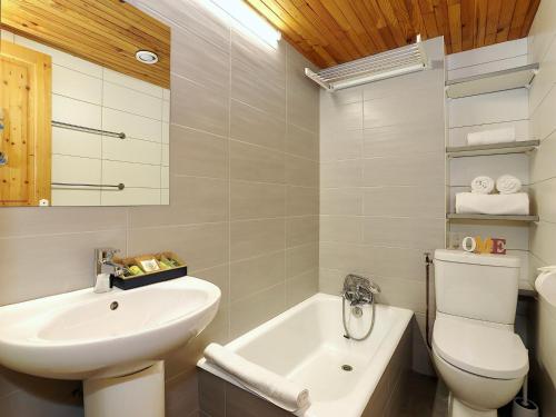 une salle de bain blanche avec un lavabo et des toilettes dans l'établissement Courchevel : Appt central 4 pers, proche pistes - FR-1-575-230, à Courchevel