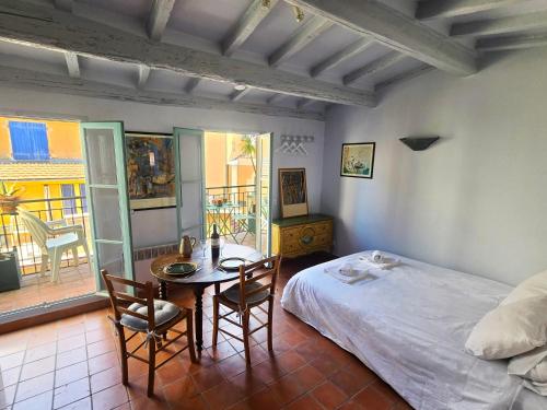 une chambre avec un lit, une table et des chaises dans l'établissement 