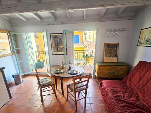 un salon avec une table, des chaises et un canapé dans l'établissement 