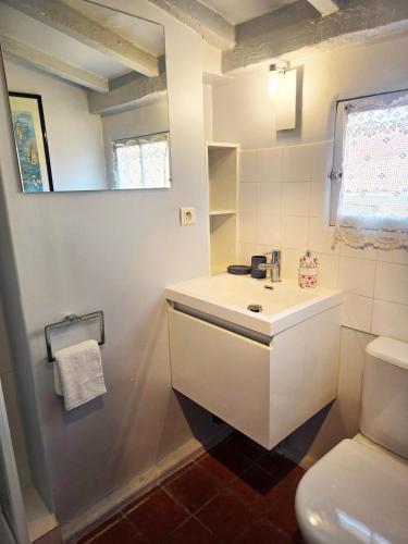une salle de bain avec un lavabo blanc et des toilettes dans l'établissement 