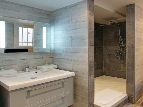 une salle de bain avec un lavabo et une douche dans l'établissement Rent a Room - Residence Bonne Nouvelle, à Paris