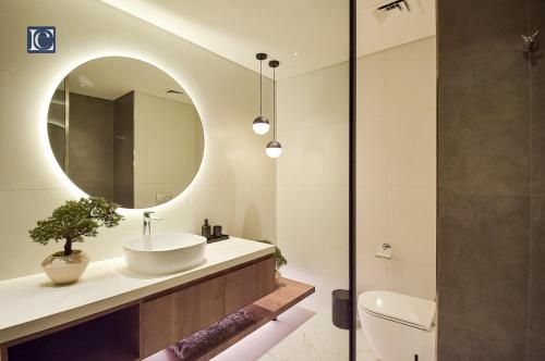 Ένα μπάνιο στο Luxury Escapes - Three-Bedroom Apartment with Lake View