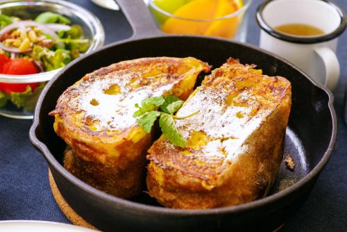 a pan with two pieces of toast and a salad at COUSCOUS Glamping Manazuru in Manazuru