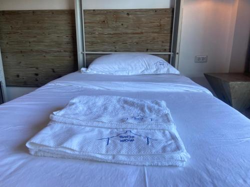 a pair of towels sitting on top of a bed at 蓝色引力潜水度假村BLUE GRAVITY.WOW DIVING in Panglao