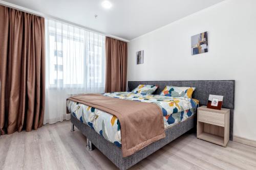 Кровать или кровати в номере Expo Inn апартаменты напротив Ботанического сада