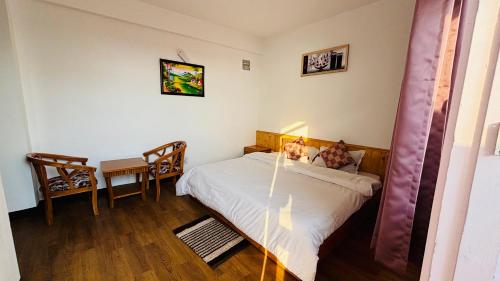 a small bedroom with a bed and a table at Mashobra Homestay - Crignano in Mashobra