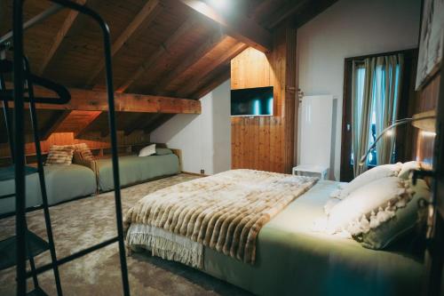 Una cama o camas en una habitación de Auberge chez Mado et Augusta