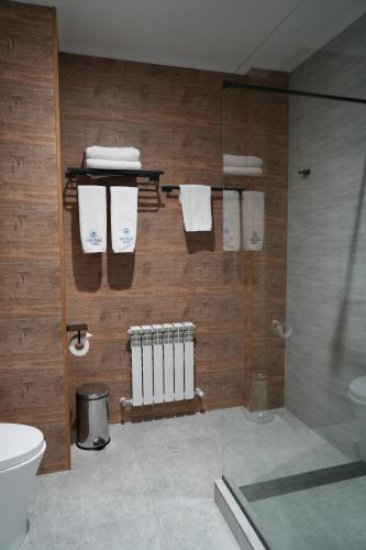 Salle de bains dans l'établissement Silk Road Premium Hotel