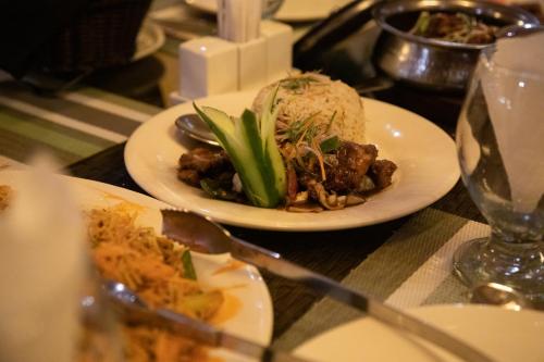 Luxury Timber Resorts and Hotels Cottages in Upper Neelum, Keran, AJK في Chak: طاولة عليها طبقين من الطعام