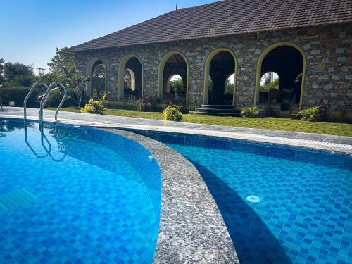 BeraにあるJawai's Wildness Lodgeの建物前の青いスイミングプール