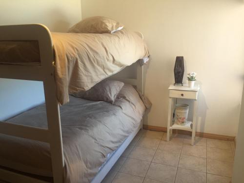 מיטה או מיטות קומותיים בחדר ב-Condesa del Mar