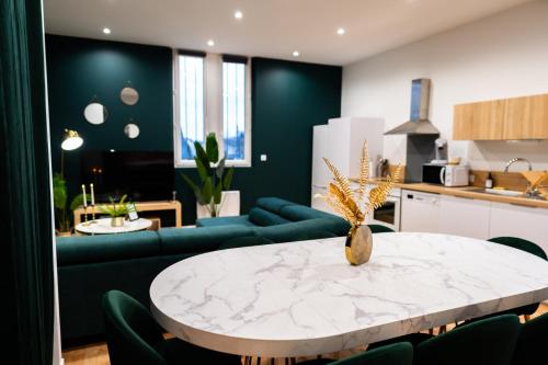 Kuchyň nebo kuchyňský kout v ubytování Grand loft familial 4 chambres avec parking privé