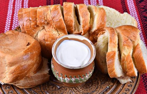 苏恰瓦Domeniul Haiducilor Bucovina的一盘面包和一碗黄油