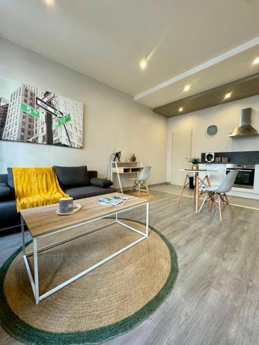 un salon avec un canapé et une table dans l'établissement Magnolia, Studio centre ville de Montauban, à Montauban