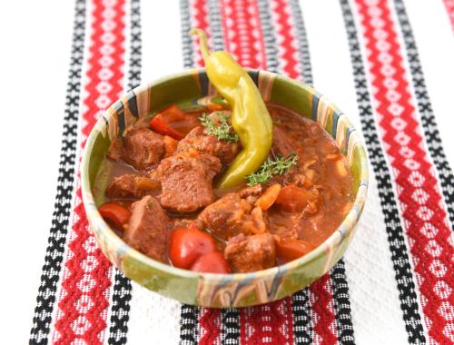 苏恰瓦Domeniul Haiducilor Bucovina的桌上一碗 ⁇ 菜和肉