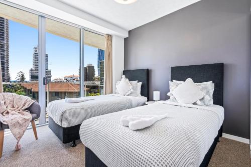 Un pat sau paturi într-o cameră la Wings Resort Surfers Paradise