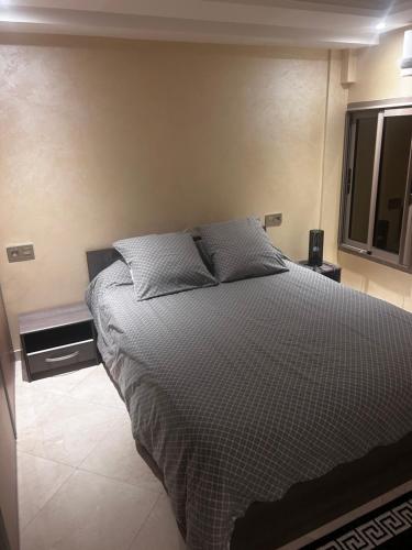 アガディールにあるApparemment centre d agadir et 5 min de la plageのベッドと窓のある寝室