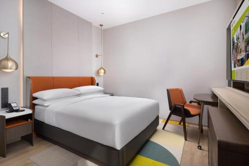 Katil atau katil-katil dalam bilik di Home2 Suite by Hilton Chongqing Wanzhou