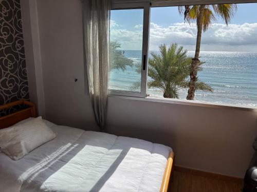 Ένα ή περισσότερα κρεβάτια σε δωμάτιο στο Apartamento primera línea playa Torrevieja El Palmeral