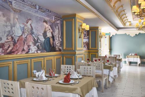 En restaurant eller et andet spisested på Seaden Corolla Hotel