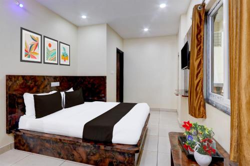 Giường trong phòng chung tại Super Hotel O Sai Manikanta Homes