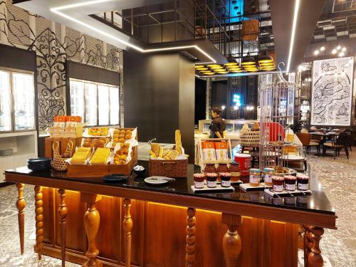 una panadería con un mostrador con diferentes tipos de comida en Hotel Indigo Bandung Dago Pakar by IHG, en Bandung