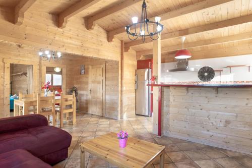 ein Wohnzimmer und eine Küche mit einer Couch und einem Tisch in der Unterkunft El Refugio de Conil Ideal Familias in Conil de la Frontera