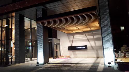 um átrio vazio de um edifício à noite em Handpicked Hotel & Collections em Seul