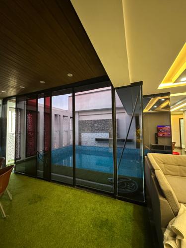 Kolam renang di atau dekat dengan Penthouse apartment Jhelum