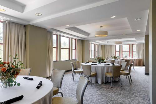 Istumisnurk majutusasutuses Colcord Hotel Oklahoma City, Curio Collection by Hilton