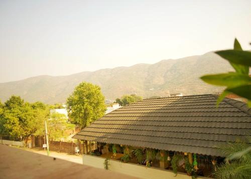 a roof of a building with mountains in the background at Banana Hostel Pushkar in Pushkar