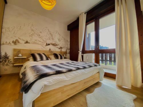une chambre avec un grand lit et une grande fenêtre dans l'établissement Appartement rénové au centre du village avec balcon et accès skibus - FR-1-624-145, à Samoëns