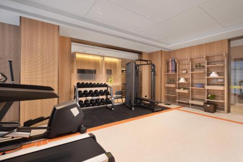 Pusat kecergasan dan/atau kemudahan kecergasan di Home2 Suite by Hilton Chongqing Wanzhou