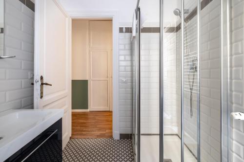 A bathroom at VATICAN COZY APARTMENT - GIULIANA