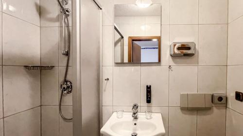 un bagno bianco con lavandino e doccia di Smart Resorts B&B 3 BB 1005 a Winterberg