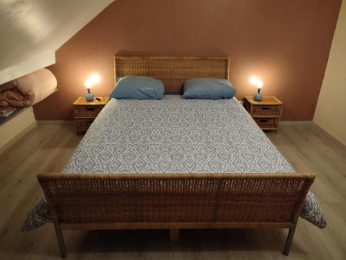 ナミュールにあるLa Casa pour Neufの大きなベッドと2つのナイトスタンドを備えた寝室