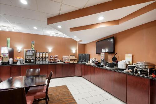 a restaurant with a bar with a table and chairs at Quality Inn in Baltimore